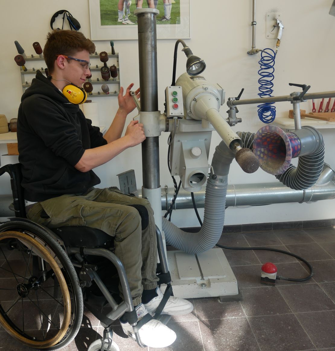 Im Rollstuhl: Auszubildender zum Orthopädietechnik-Mechaniker