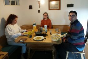 Berghütte: Selbst zubereitete Käsespätzle gemeinsam genießen
