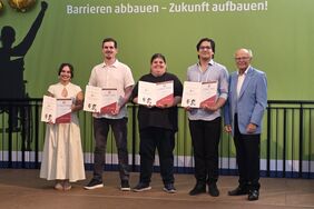 Ehrung der besten Absolventinnen und Absolventen Ehrung der besten Absolventinnen und Absolventen