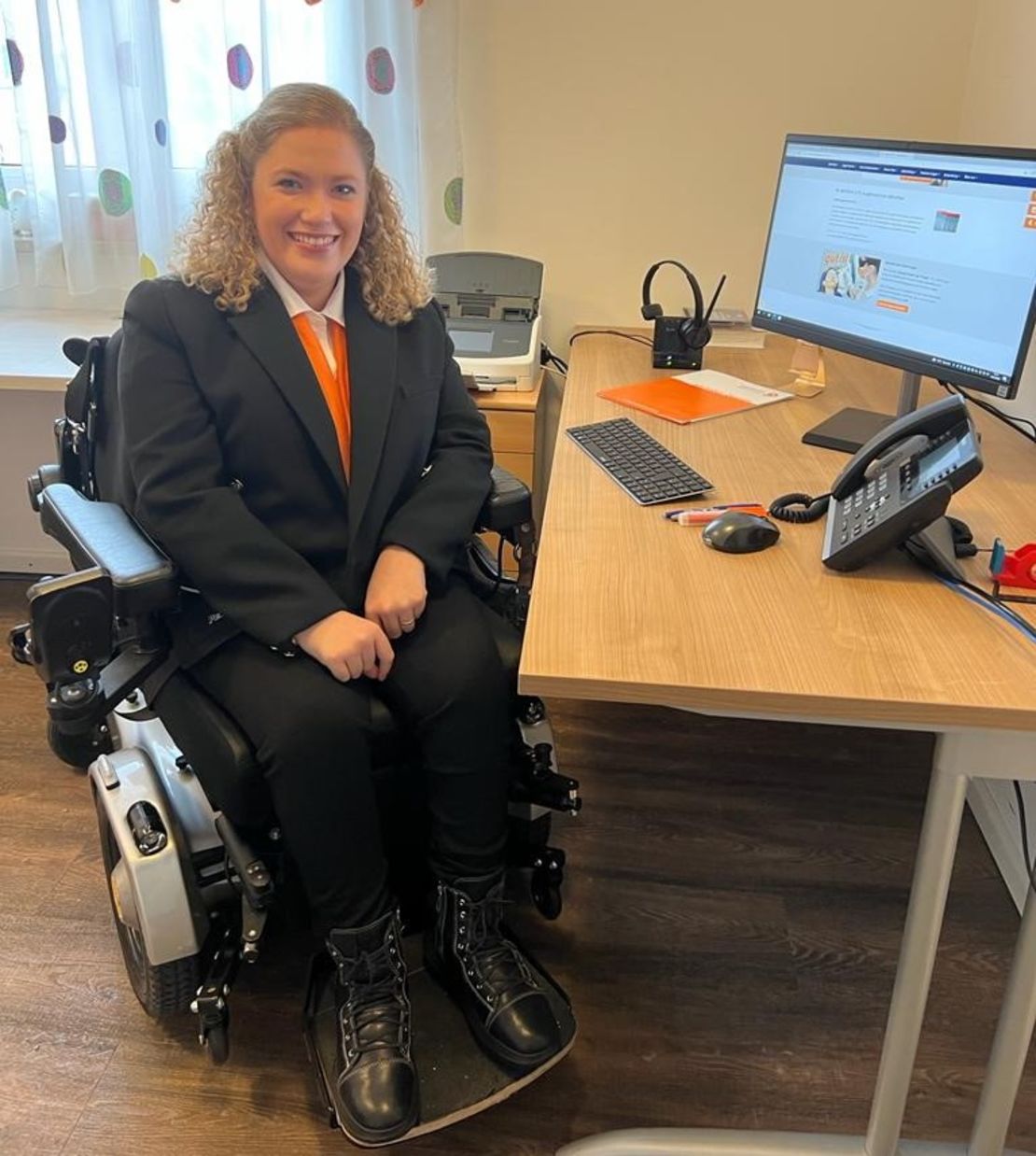 Juliana F, Absolventin in unserem BBW möchte anderen Rollstuhlfahrenden Mut machen