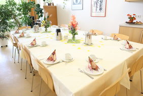 Frühstücksbuffet: Tische eindecken, damit sich die Gäste wohlfühlen