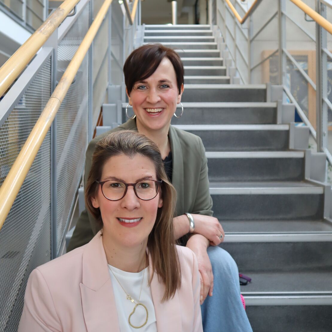 Frau Maurer und Frau Linhuber sind für unsere Absolventen und Absolventinnen da