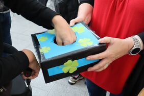 Verteilen der Tombola Lose