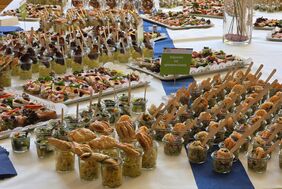 Köstlichkeiten am Buffet Köstlichkeiten am Buffet