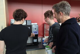 Entwickler Noah N. erklärt stolz, wie das bargeldlose Bezahlen funktioniert Entwickler Noah N. erklärt stolz, wie das bargeldlose Bezahlen funktioniert