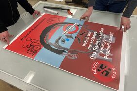 Rückkehr der Namen: Plakaterstellung