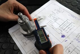 Unsere Zerspanungsmechaniker arbeiten mit Bluetooth-fähigen Messwerkzeugen