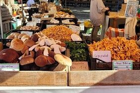 Stand mit Pilzen auf dem Viktualienmark Stand mit Pilzen auf dem Viktualienmarkt