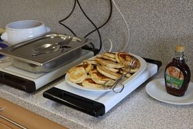 Selbstgemachte Pancakes beim Frühstücksbuffet