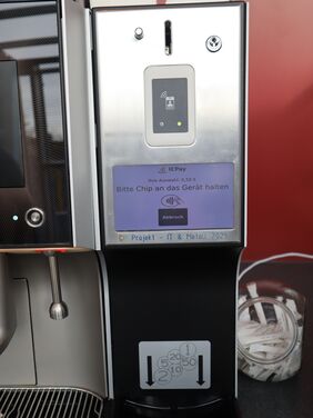 So sieht das neue Display an der Kaffeemaschine aus: mit Display, wo der Chip rangehalten werden muss So sieht das neue Display an der Kaffeemaschine aus: mit Display, wo der Chip rangehalten werden muss