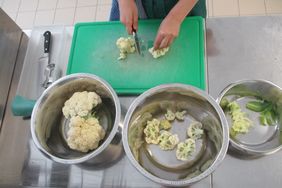 Auszubildende der Hauswirtschaft kochen mit frisch geernteten Produkten