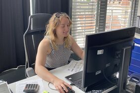 Erfolgsgeschichte: Auszubildende Jessica K. absolviert bei muk Personal eine verzahnte Ausbildung