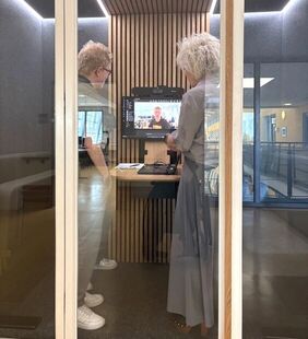 Ausbildergespräch in der neuen Besprechungsbox Ausbildergespräch in der neuen Besprechungsbox