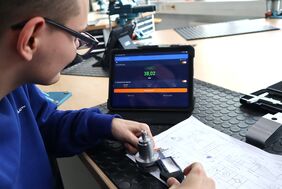 Unsere Zerspanungsmechaniker arbeiten mit Bluetooth-fähigen Messwerkzeugen