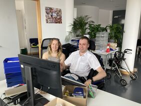 Erfolgsgeschichte: BBW-Absolvent Helmut F. ist bei muk Personal nun angestellt. Auszubildende Jessica K. absolviert dort eine verzahnte Ausbildung