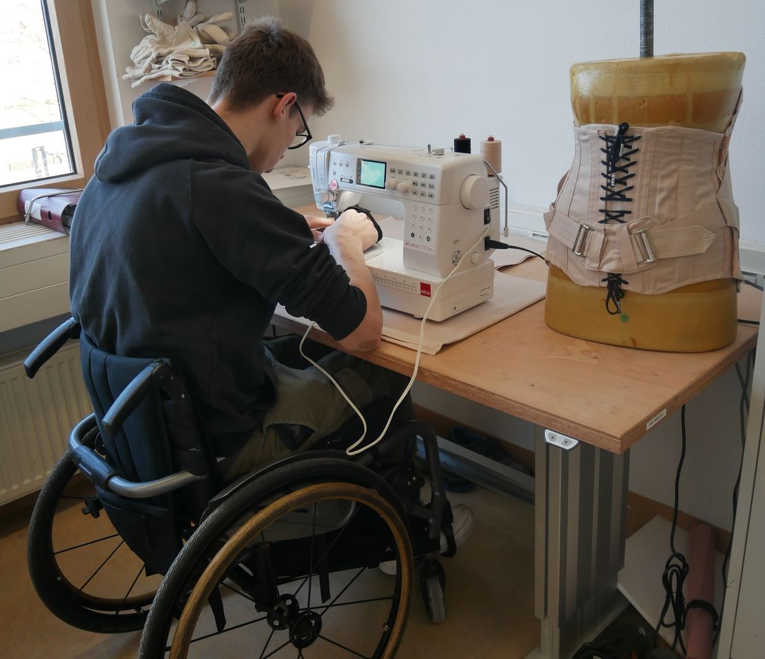Im Rollstuhl: Auszubildender zum Orthopädietechnik-Mechaniker
