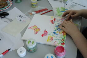 Beim Azubitag wurde auch Leinwand wird mit bunten Blumen bemalt Beim Azubitag wurde auch Leinwand wird mit bunten Blumen bemalt