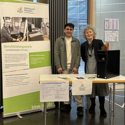 Fachpraktiker Lucas A. mit Ausbilderin I. Denz-Boulon präsentieren unser BBW bei einer Berufsmesse