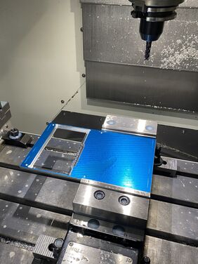 Frontpanel wurde von den Auszubildenden der Metalltechnik in der CNC-Maschine gefertigt Frontpanel wurde von den Auszubildenden der Metalltechnik in der CNC-Maschine gefertigt