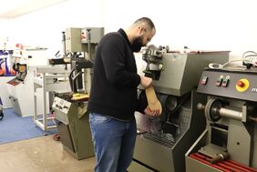 Orthopädietechnik-Mechaniker: Einlagen individuell schleifen