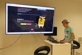 Ein BBW-Azubi löst eine Escape-Room Aufgabe auf einem Bildschirm Ein BBW-Azubi löst eine Escape-Room Aufgabe auf einem Bildschirm