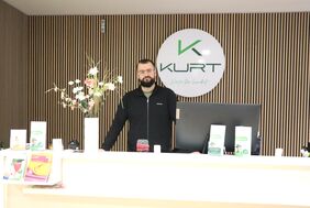 Arsen O. hat nach seinem Abschluss zum Orthopädietechnik-Mechaniker einen abwechslungsreichen Beruf - hinterm Empfangstresen