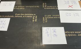 Farbandrucke in Gold auf Metall