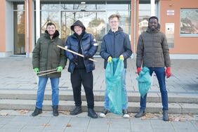 Vier Auszubildende haben Spaß bei der Müllsammelaktion Vier Auszubildende haben Spaß bei der Müllsammelaktion