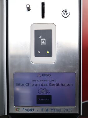 Detailansicht vom Frontpanel mit eingebauten Display Detailansicht vom Frontpanel mit eingebauten Display