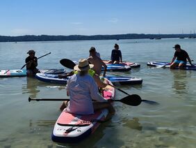 Die Azubis konnten auch Stand-Up-Paddeling Boards am Starnbergersee ausprobieren Die Azubis konnten auch Stand-Up-Paddeling Boards am Starnbergersee ausprobieren