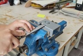 Die Auszubildenden der Orthopädietechnik fertigten das Kunststoffgehäuse für den verbauten Mikrocomputer an Die Auszubildenden der Orthopädietechnik fertigten das Kunststoffgehäuse für den verbauten Mikrocomputer an