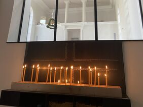Kerzenopferstelle im Kirchenraum